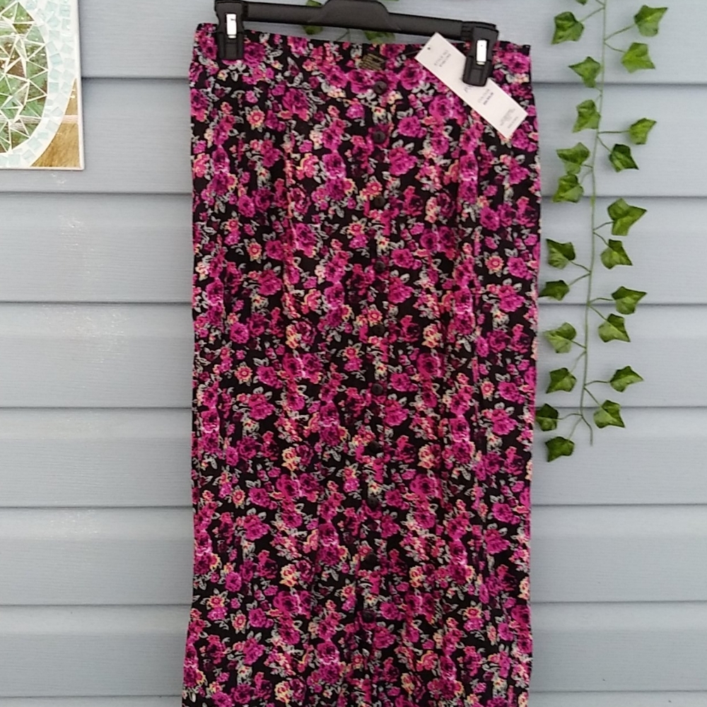 NWT Sara studio long skirt size pxl